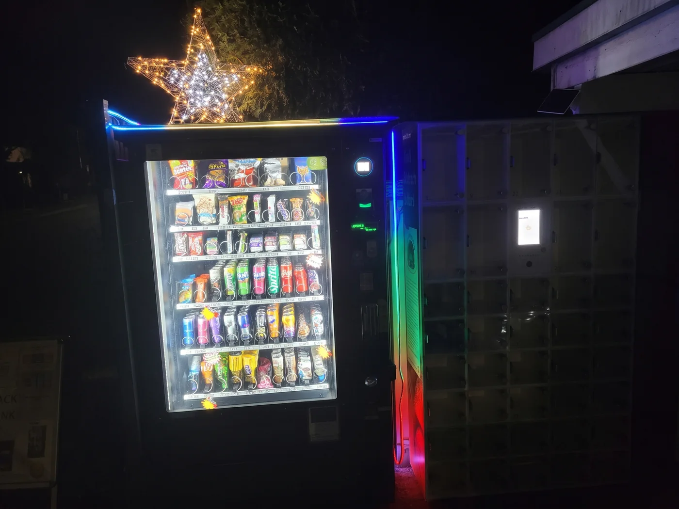 Unser Automat in Fritzlar bei Nacht, mit LED-Leiste und Weihnachtsstern