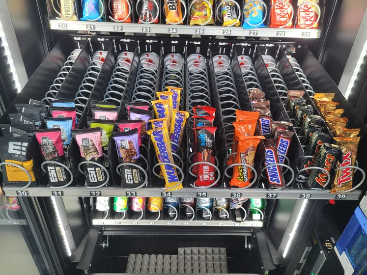 Proteinriegel und Schokoriegel in den Spiralen