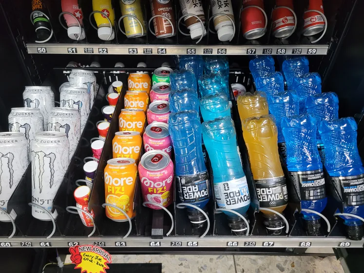 Monster und Powerade im Automaten