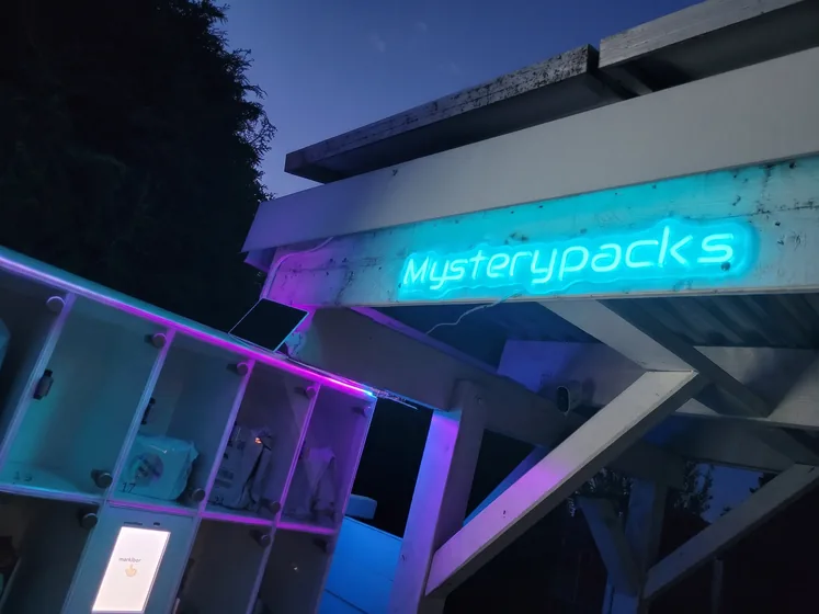 Das leuchtende Mysterypacks-Schild in Fritzlar