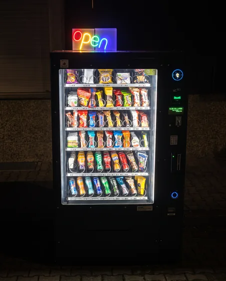 Der Automat in Wabern nachts mit Open-Schild