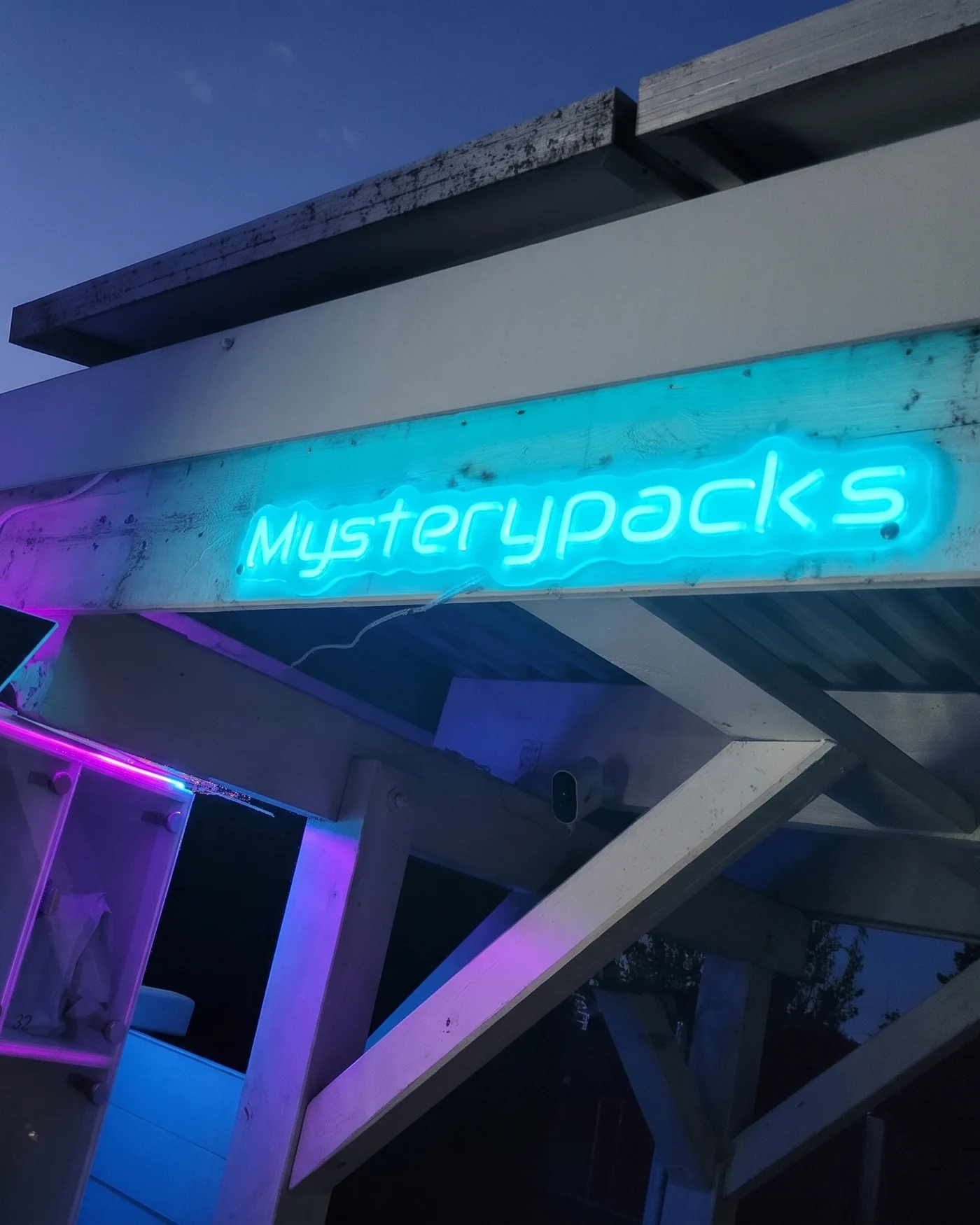 Das leuchtende Mysterypacks-Schild über den Fächern an unserem Automaten in Fritzlar