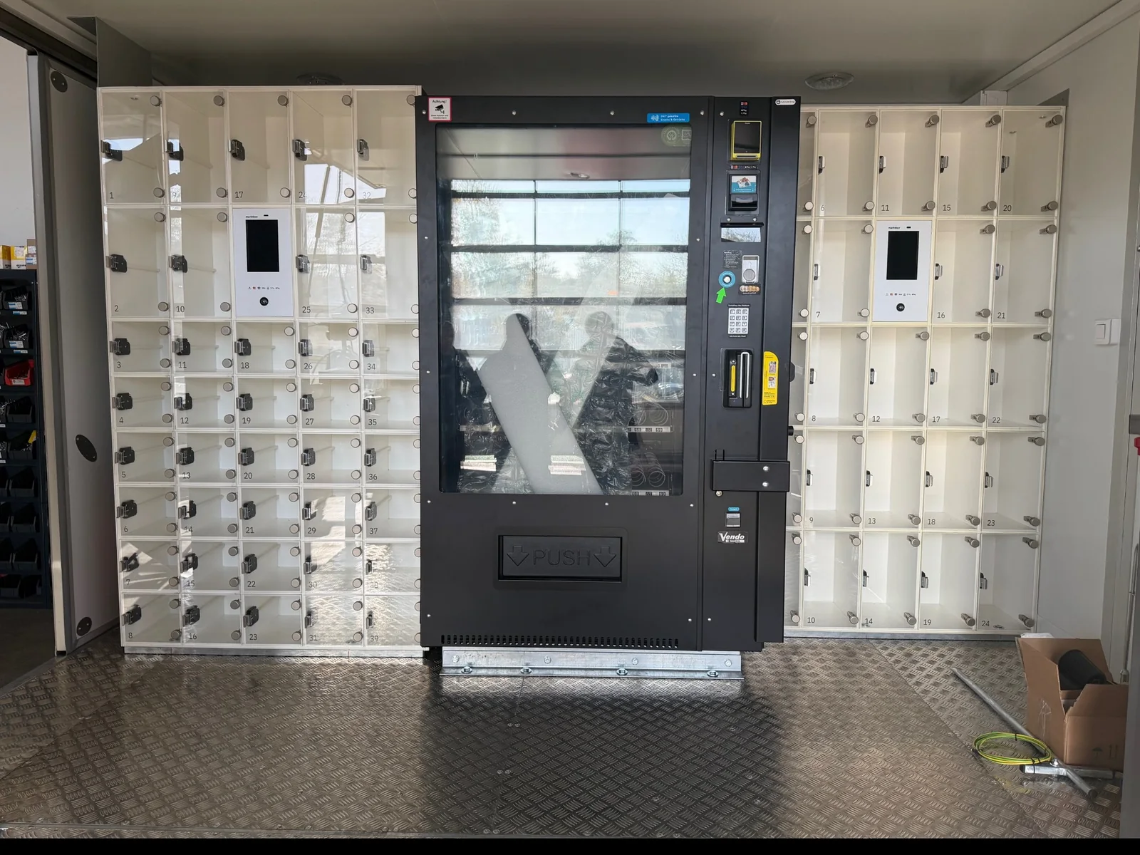 Blick in unseren Automaten-Wagen: in der Mitte der Snackautomat, links und rechts die Fächer-Schränke