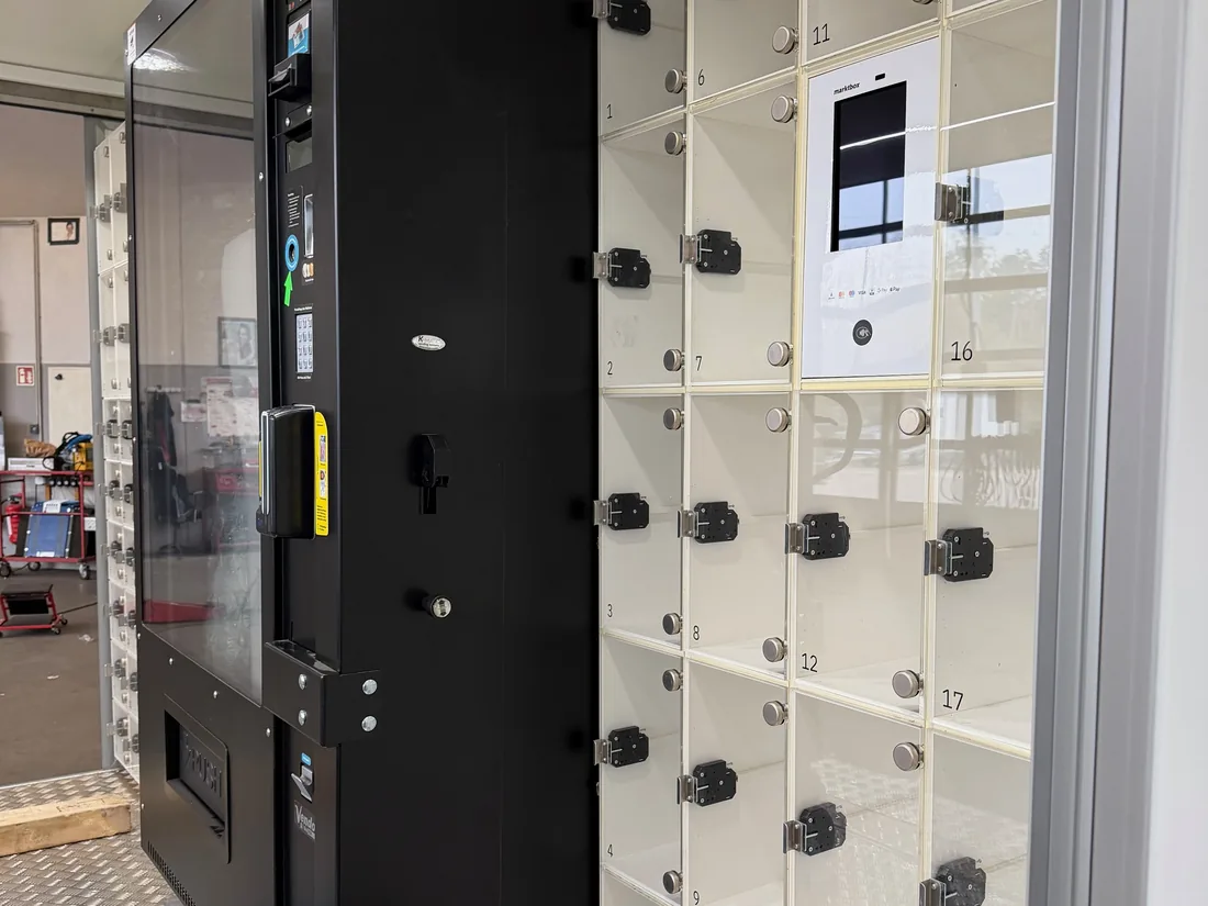 Snackautomat und Fächer-Schrank von der Seite