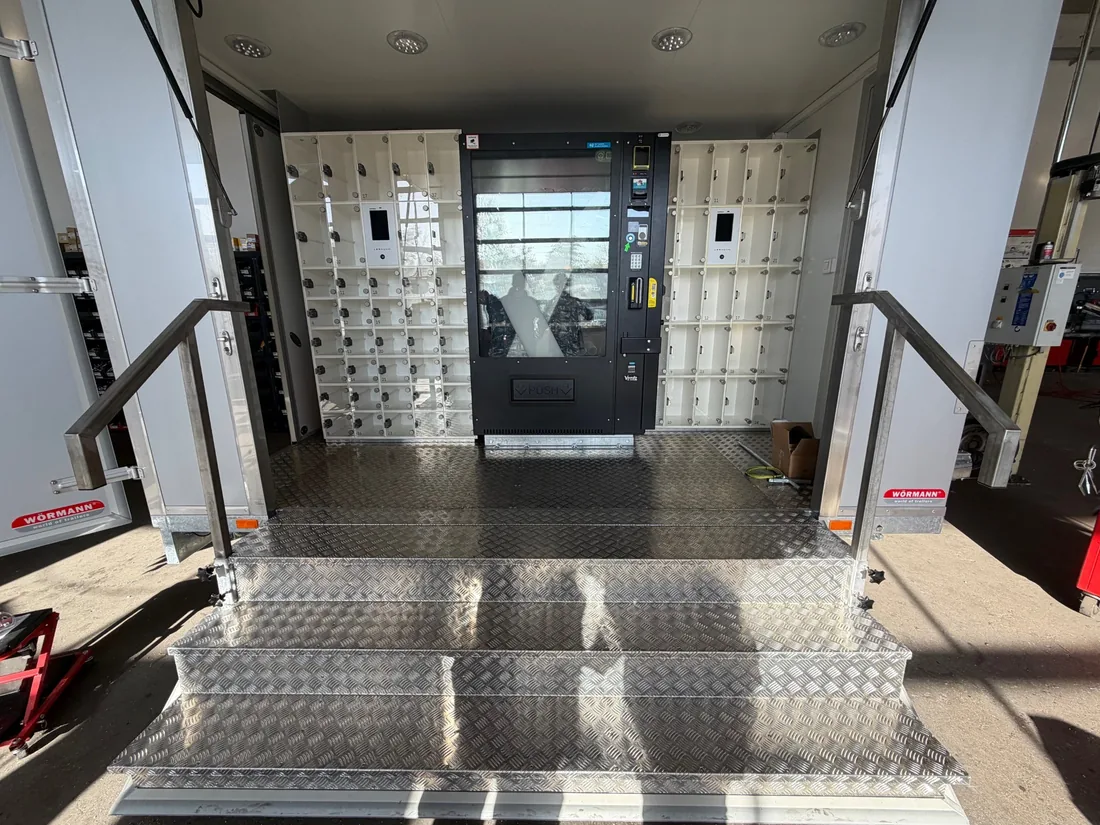 Die Treppe führt bequem in den Automaten-Wagen